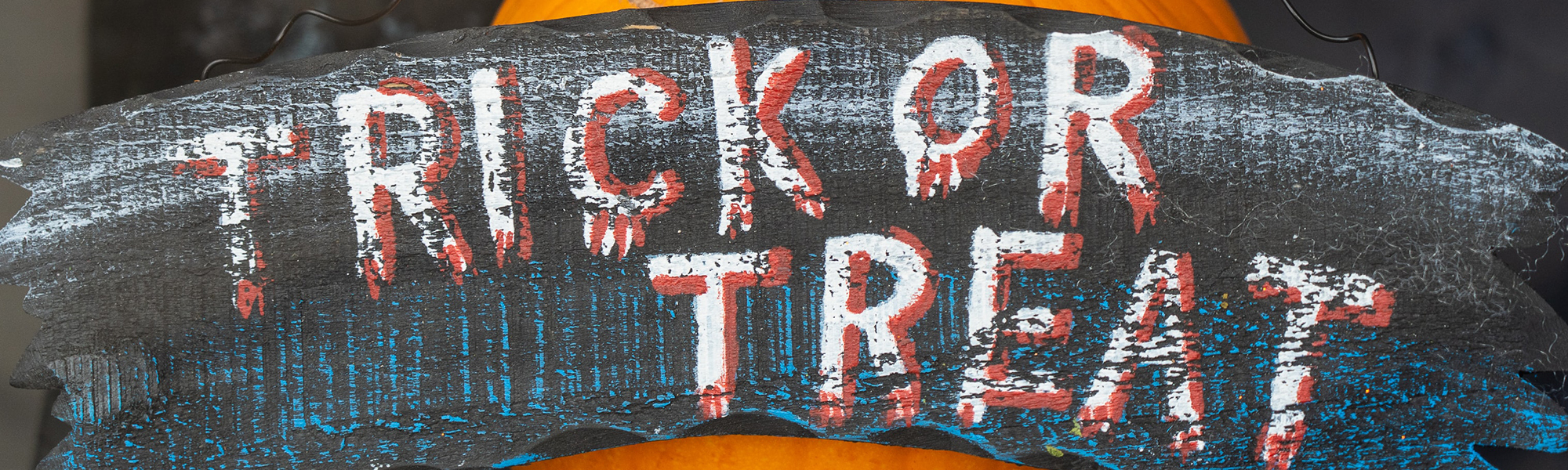 Your Guide to Eating Halloween Candy with Braces banner image.